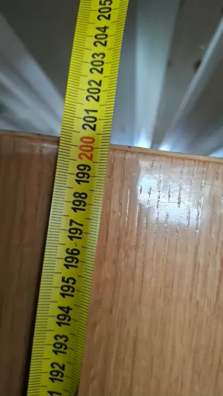 Puerta madera con cristal, cocina, salon.