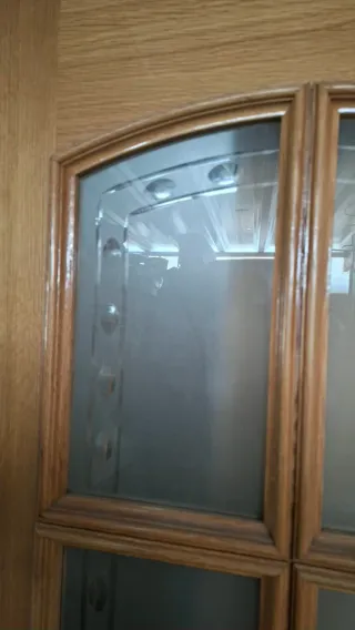 Puerta madera con cristal, cocina, salon.