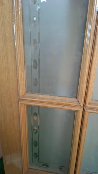 Puerta madera con cristal, cocina, salon.
