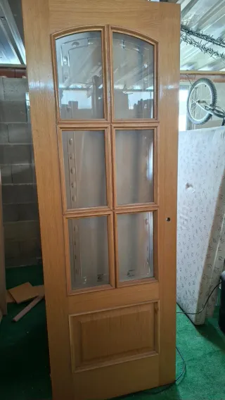 Puerta madera con cristal, cocina, salon.