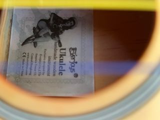 Ukelele infantil con cuerdas de colores