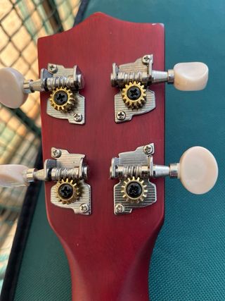 Ukelele infantil con cuerdas de colores