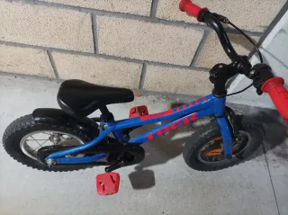 Bicicleta infantil Trek azul con pedales