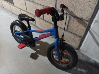 Bicicleta infantil Trek azul con pedales