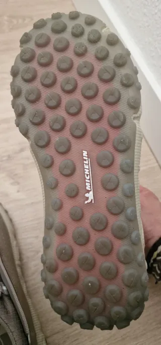 Zapatillas Under Armour Hovr Beige/Gris