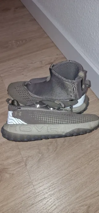 Zapatillas Under Armour Hovr Beige/Gris