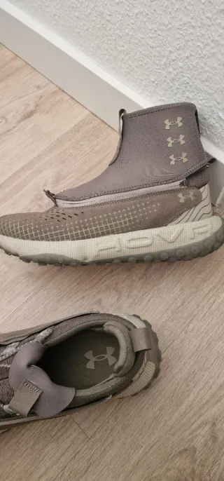 Zapatillas Under Armour Hovr Beige/Gris