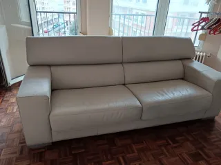 Sofá de piel beige