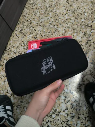 Nintendo Switch con caja y accesorios
