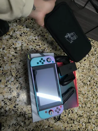 Nintendo Switch con caja y accesorios