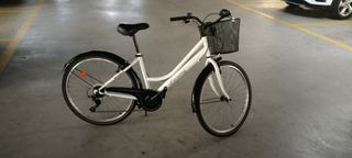 Bicicleta Fairway blanca con cesta