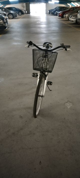 Bicicleta Fairway blanca con cesta