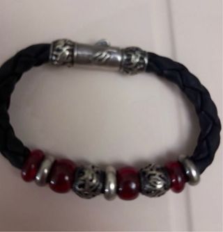 Pulsera Cuero Trenzado con Cuentas Rojas y Plata