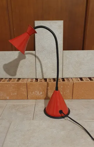 Lampada da scrivania rossa e nera
