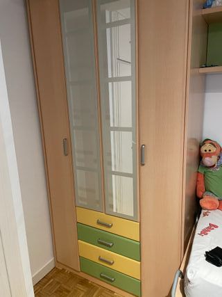 Conjunto de armarios y cama habitacion