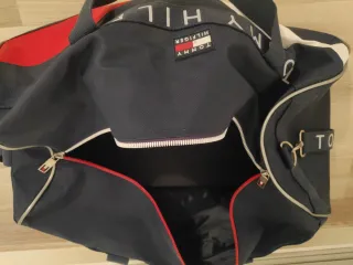 Bolsa de viaje Tommy Hilfiger azul y roja