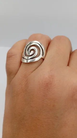 Anillo de plata con diseño espiral