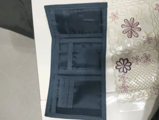 Portafoglio grigio con zip