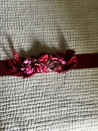 Cinturón elástico con flores y plumas
