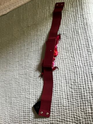 Cinturón elástico con flores y plumas