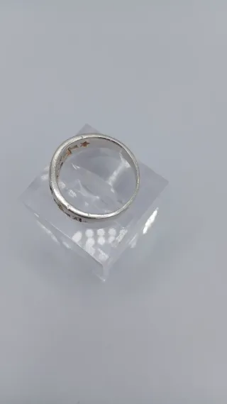 Anillo de plata con diseño de estrellas