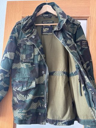 Cazadora militar Superdry con bolsillos frontales