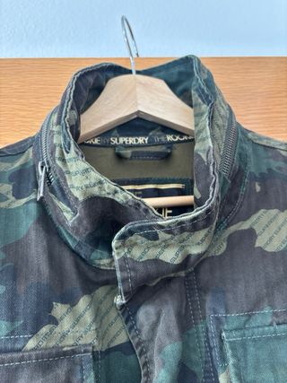 Cazadora militar Superdry con bolsillos frontales