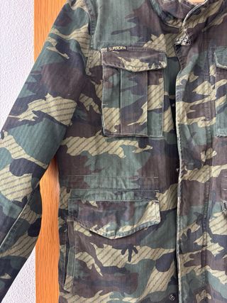 Cazadora militar Superdry con bolsillos frontales