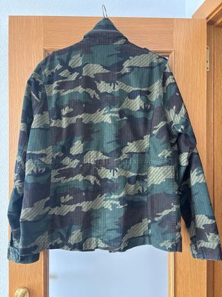 Cazadora militar Superdry con bolsillos frontales