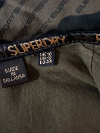 Cazadora militar Superdry con bolsillos frontales