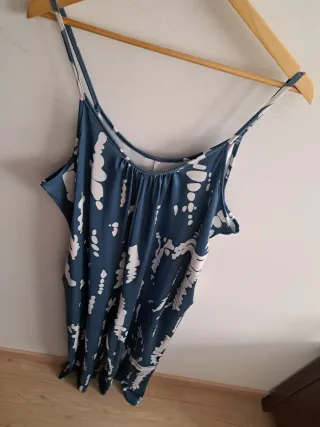 Mono azul con estampado blanco