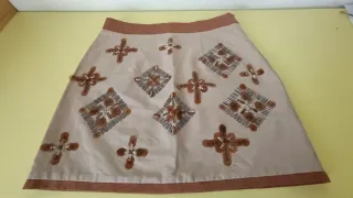 Camiseta negra con volantes y detalle