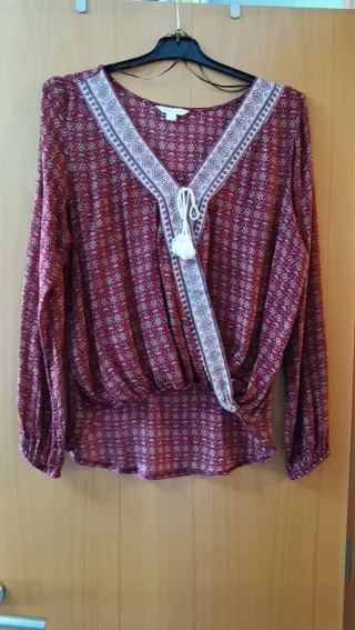 Camiseta negra con volantes y detalle