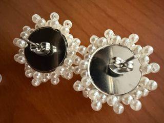 Pendientes de abalorios blancos