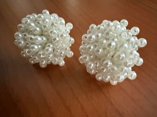 Pendientes de abalorios blancos
