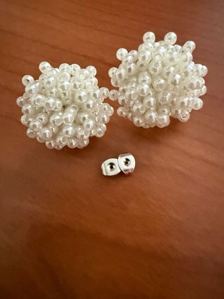Pendientes de abalorios blancos
