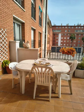 Mesa y 4 sillas de plástico