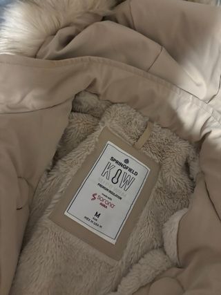 Chaqueta beige con capucha y pelo