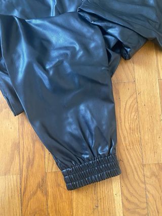 Pantalón efecto piel Zara Talla XS