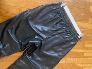 Pantalón efecto piel Zara Talla XS