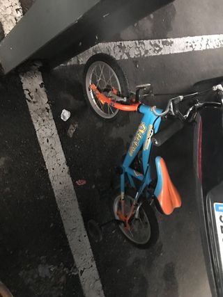 Bicicleta infantil azul y naranja
