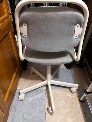 Silla juvenil gris y blanca ikea