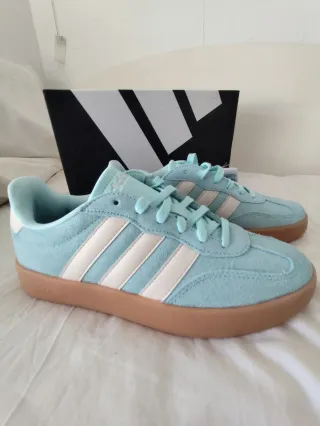 Adidas nuevas con etiqueta ,turquesa