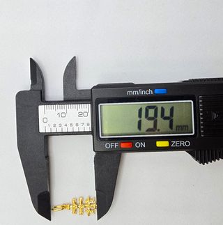 Cruz de oro de 18k. Peso: 0.74 g.