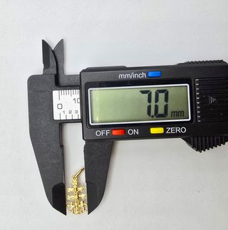 Cruz de oro de 18k. Peso: 0.74 g.