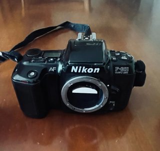 Cámara Analógica Nikon F-601 Quartz Date + REGALO