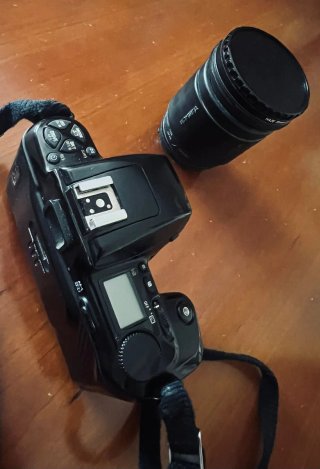 Cámara Analógica Nikon F-601 Quartz Date + REGALO