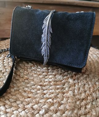 Bolso Negro Suede Pluma Metal