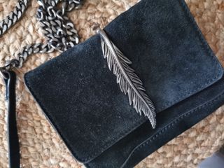 Bolso Negro Suede Pluma Metal