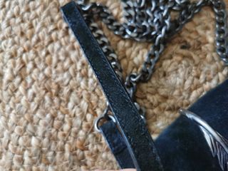 Bolso Negro Suede Pluma Metal